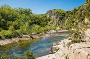 Grande maison en pierre au coeur du village provençal du XIe siecle 10 personnes